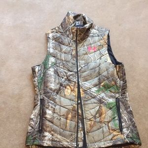 Women’s Under Armour realtree  camoflauge vest